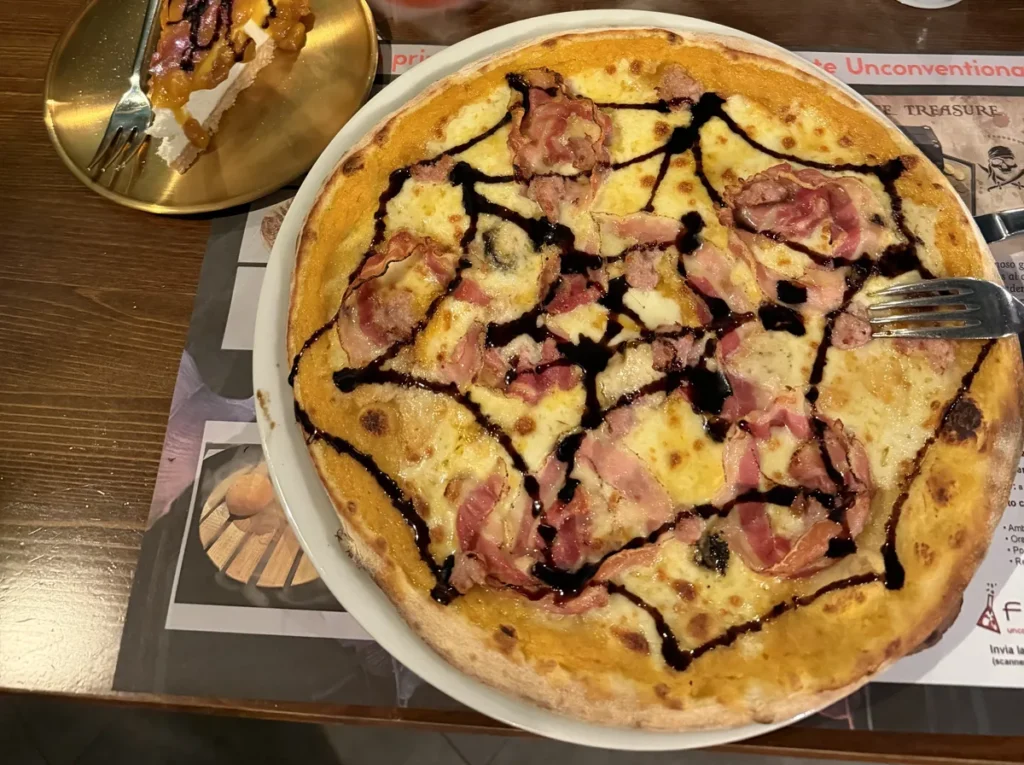 Pizza Zucca Mortale con ragnatela di glassa di aceto balsamico e Cheesecake Dark Pumpkin
