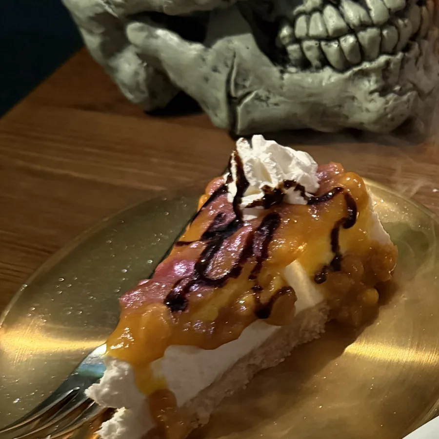Cheesecake Dark Pumpkin con zucca caramellata e panna