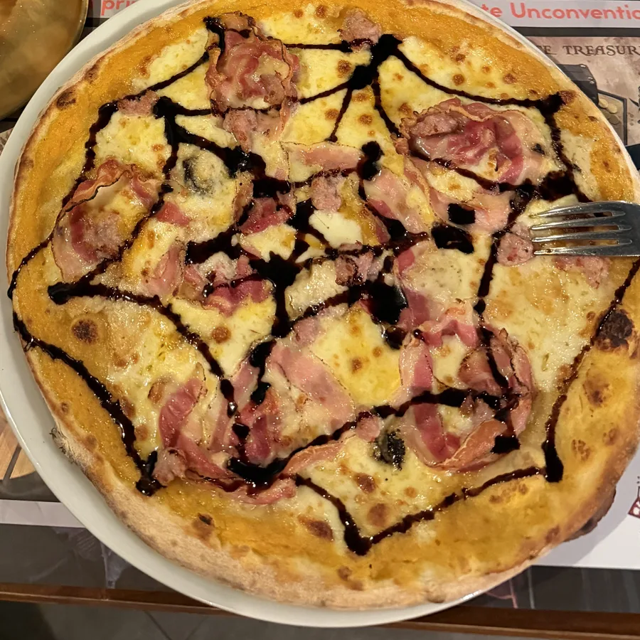 Pizza Zucca Mortale con ragnatela di glassa di aceto balsamico